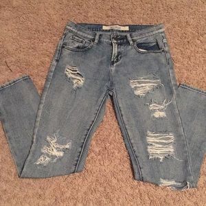 BRANDY MELVILLE RIPPED JEANS